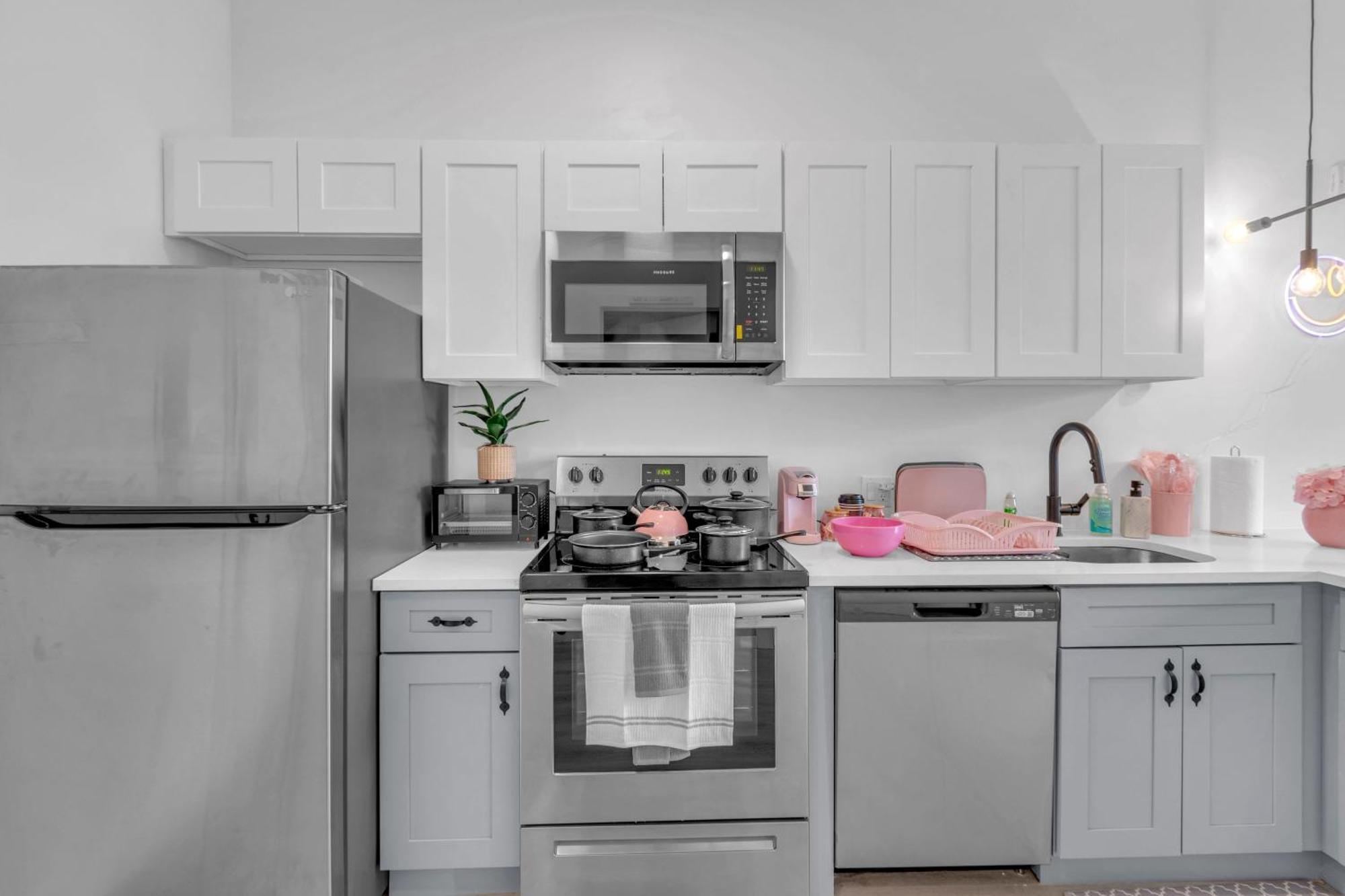 Pink Heaven Indoor Pool, Free Parking, Near Nyc Apartment Elizabeth Bagian luar foto