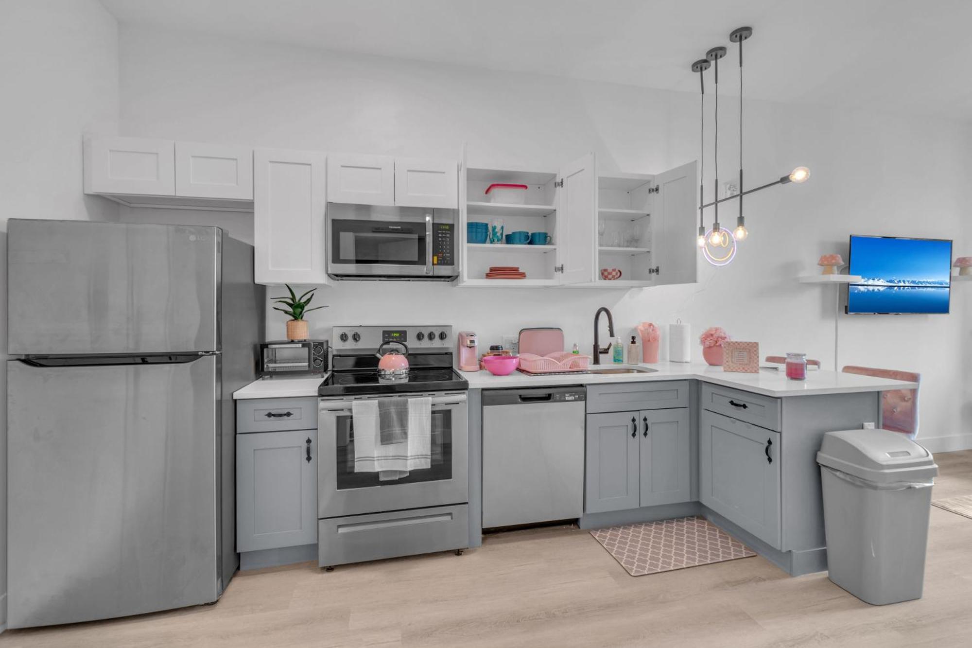 Pink Heaven Indoor Pool, Free Parking, Near Nyc Apartment Elizabeth Bagian luar foto