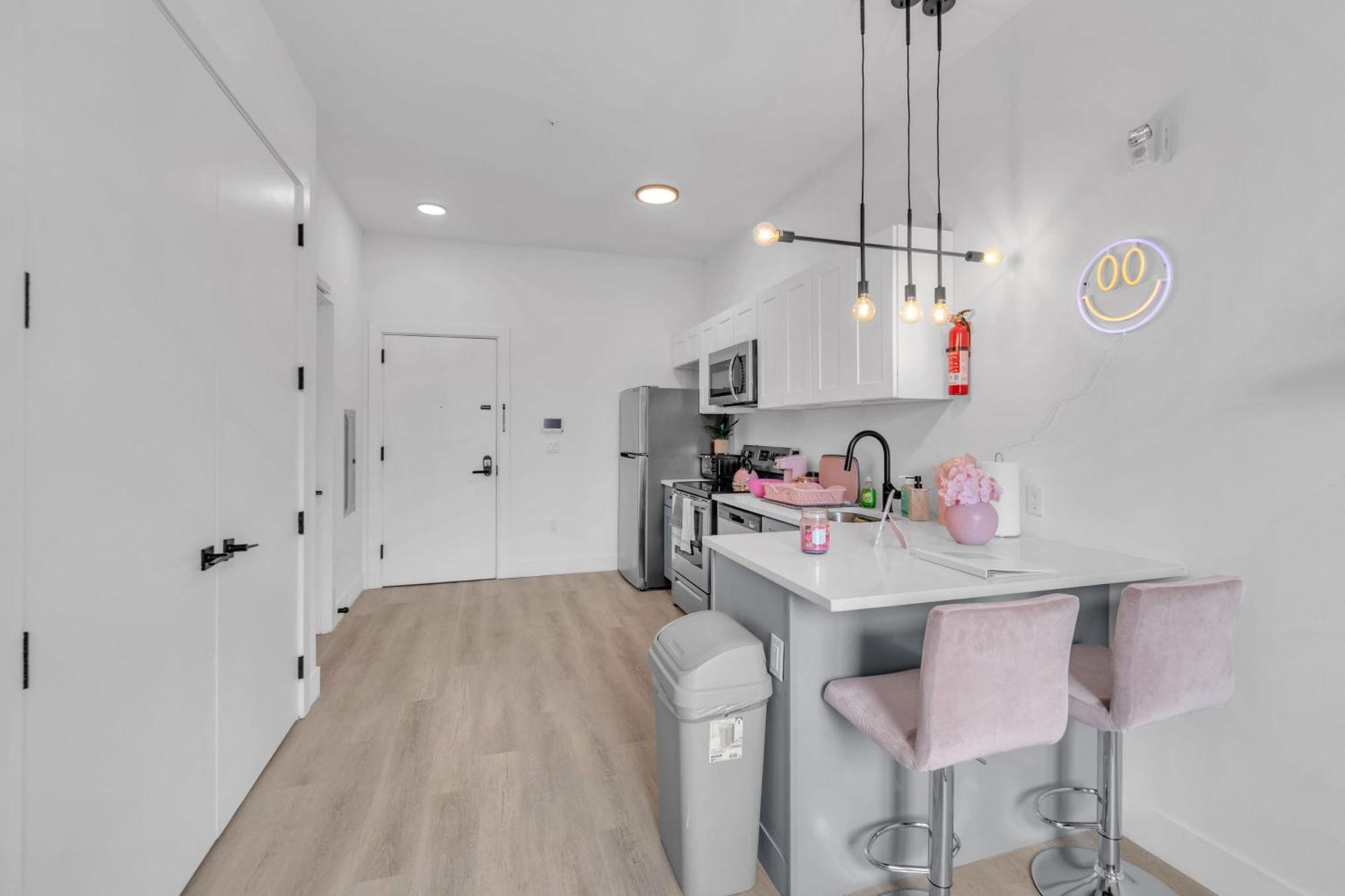 Pink Heaven Indoor Pool, Free Parking, Near Nyc Apartment Elizabeth Bagian luar foto
